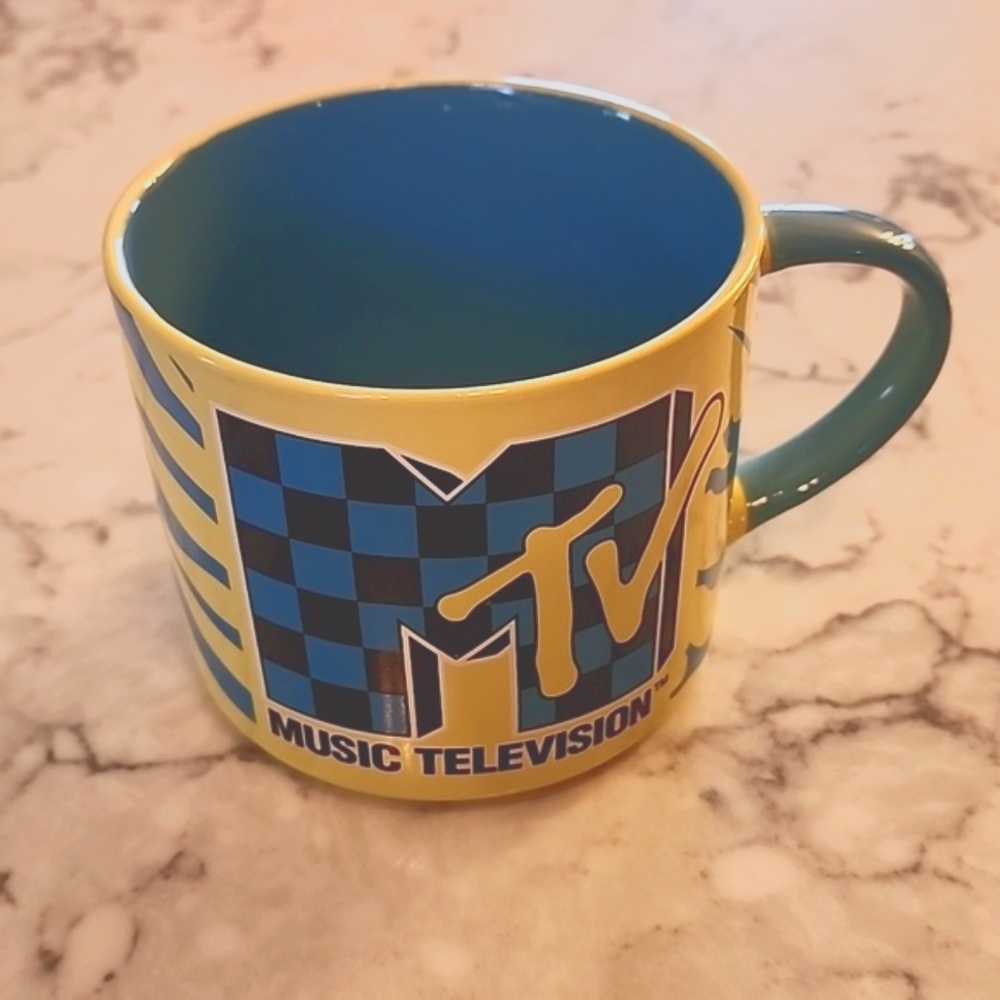 Retro" I want my M TV" coffee mug.